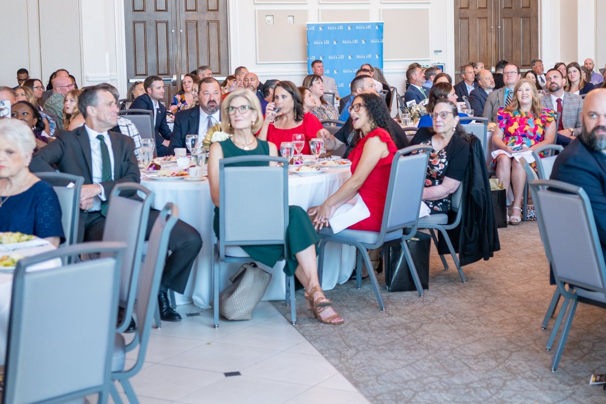 HEBStonegate's tweet image. Mrs. Fuentes was surprised yesterday evening when she was announced as a finalists out of 90 district teacher of the year awardees at the Region 11 Teacher of the Year Celebration.  We are so proud of her! #TheStonegateWay @HEBISDpeople @hebisd @CraftsAndClass