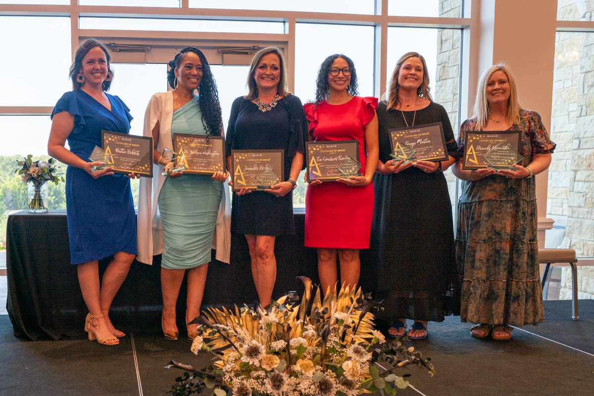 HEBStonegate's tweet image. Mrs. Fuentes was surprised yesterday evening when she was announced as a finalists out of 90 district teacher of the year awardees at the Region 11 Teacher of the Year Celebration.  We are so proud of her! #TheStonegateWay @HEBISDpeople @hebisd @CraftsAndClass