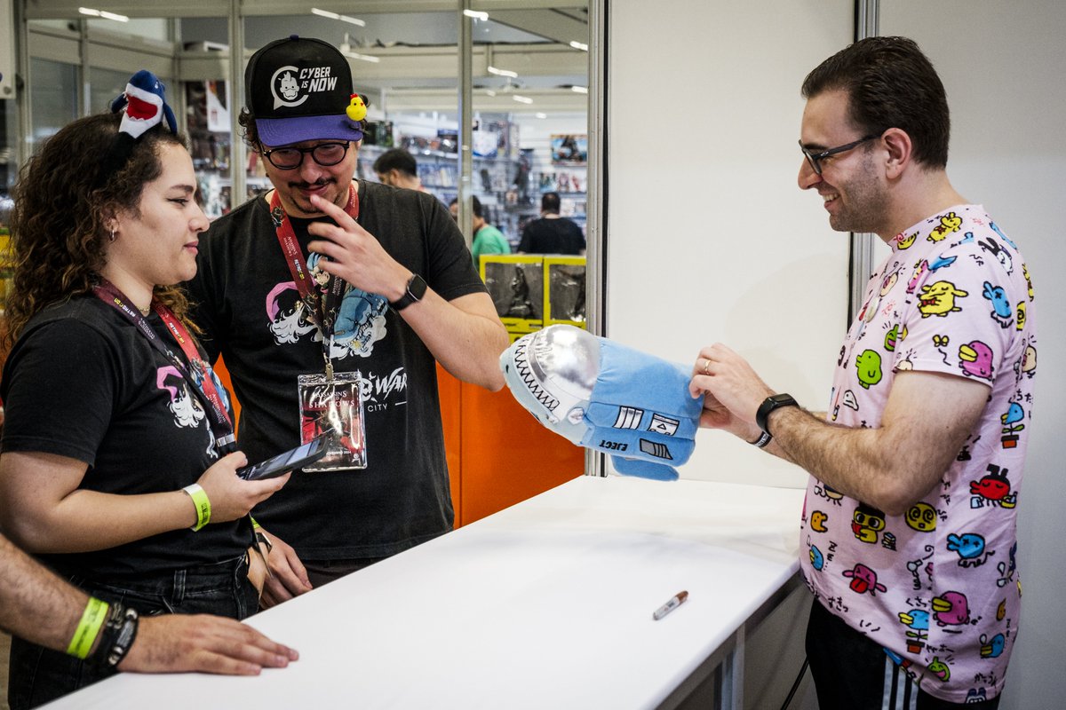 WarpZoneMe's tweet photo. ACONTECEU NA RETROCON:

"Será que o @BRKsEDU vai devolver minha pelúcia? Era só pra ele ver..."

Com @wenessoares 

Foto por Fabio Dedini.

PSs.: Só lembrando que esse post é uma brincadeira 😇 https://t.co/Ea7JFgxQXg