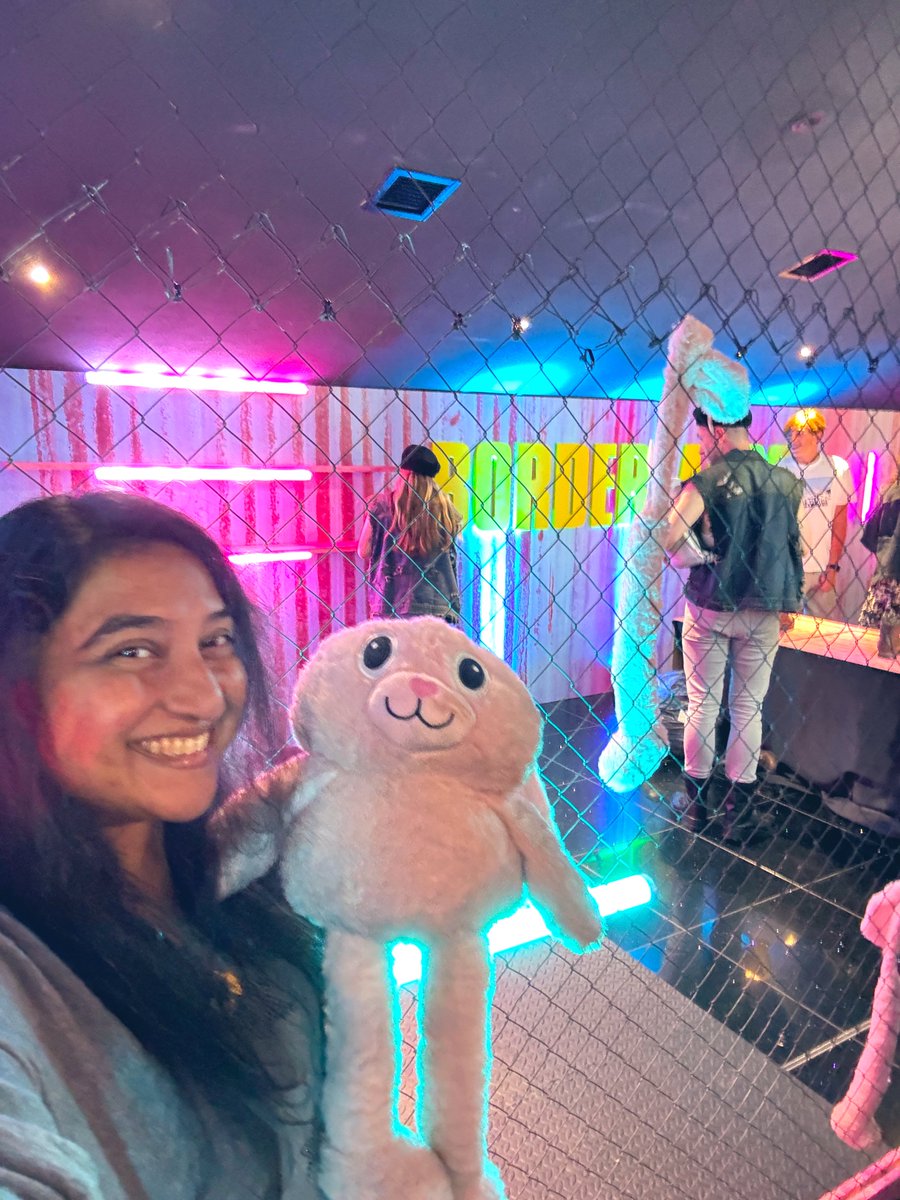 AshantiOmkar's tweet image. 🔱🪬🧿 A #funfair in the foyer today plus a #blackcarpet for @LionsgateUK @BorderlandsFilm on the giant vibrant @IMAX screen at @cineworld #LeicesterSquare 🎥 Catch it in UK cinemas on 8th August 2024. Chuffed to win a cute pink bunny which is part of the film. 🎬🎮 #Borderlands