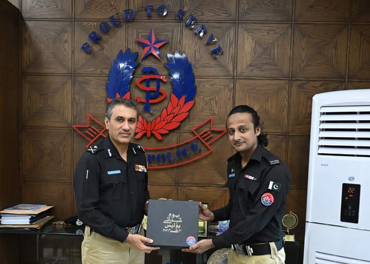 IGP Sindh apprciates PC sameer hamza for his incredible performance on 4th of August youm e shuahda Sindh police 

#karachi #ProudToServe #songs #SindhPolice #KarachiPolice #appreciate