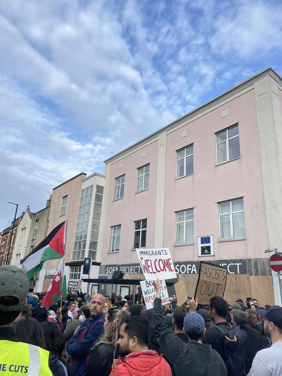 laurajVK's tweet photo. Amazing, beautiful, unifying scenes in #Bristol this evening https://t.co/krQhY5ayuW