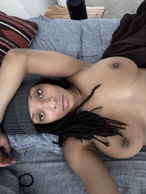 Just a girl. https://t.co/KmwqgCLI2f