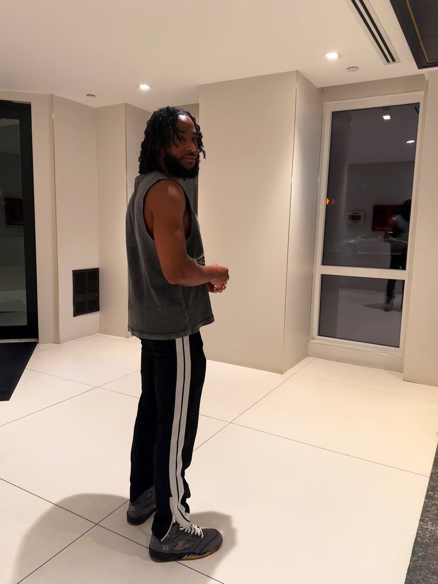 LukingOfficial's tweet photo. I’m in the Lobby 💬 https://t.co/b6hxQJfLPq
