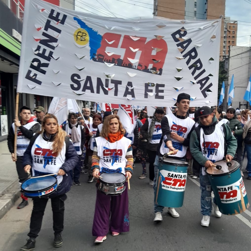 CTA_Santa_Fe's tweet photo. FRENTE BARRIAL CTA SANTA FE
MOVILIZACIÓN POR PAN, PAZ, TIERRA, TECHO Y TRABAJO
El 7/8, organizaciones sociales se movilizaron por las calles de Santa Fe, para reclamar por políticas en estas emergencia alimentaria, social y laboral, en el marco de la Jornada Nacional de lucha https://t.co/RoOrHHsEm0
