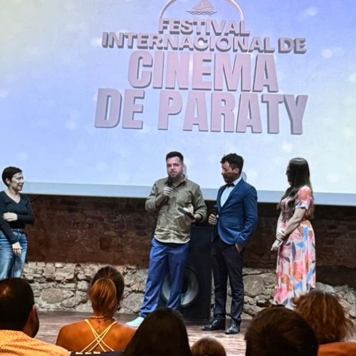 maiscarnaval's tweet photo. 🎬 Filme sobre Rosa Magalhães conquista prêmio no Festival Internacional de Cinema de Paraty!

Documentário "Rosa - A narradora de outros Brasis", de Valmir Moratelli e Libario Nogueira, homenageia carnavalesca que faleceu há pouco mais de uma semana, recebeu prêmio hour concurs https://t.co/jMIOWWvkwN