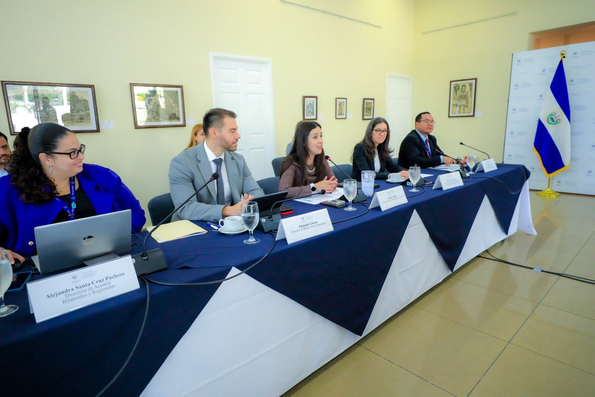 cancilleriasv's tweet photo. 🇸🇻🇺🇾 El Salvador y la República Oriental del Uruguay reafirman sus vínculos de amistad y cooperación a través de la II Reunión de la Comisión Binacional.

El encuentro fue presidido por la vicecanciller, @AdrianaMiraSV, y el subsecretario de @MRREE_Uruguay, @N_Albertoni. https://t.co/bdmWGbkzn1