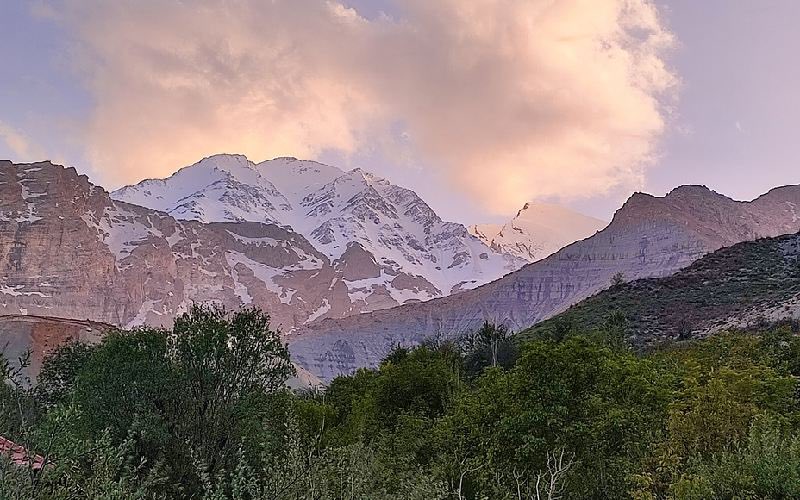 khademasl's tweet photo. بره رستم و آبایینَ ول کن/بره پی کوه دنا هی درددل کن
دنامِن کُهته حالت یاس داره/شِجَرنومی دلِ لهراس داره
وَغم داره دنا کوه بی بَن ایبو/وتش دونَی کِلوری روشن ایبو
دلیرونی مِن ای کوه پاگروهتن/پلنگل دهس وَای پهناگروهتن
یوقبرسونِ لهشل بی مزاره/هنی سربحث جاپاشون دیاره
#دنا 
[حسن فقهی] https://t.co/Jeub2U9Gsn