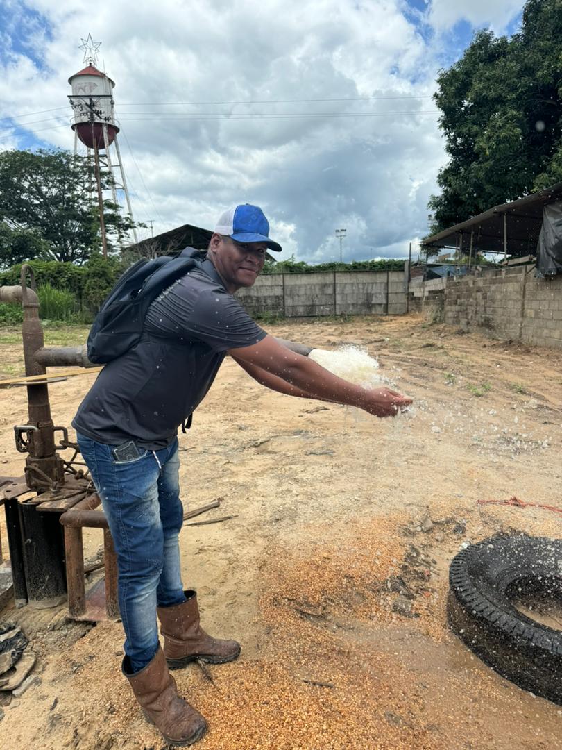 AnacoAlcaldia's tweet photo. 7Ago| ¡Seguimos trabajando con amor y esfuerzo! 

 Continuamos en las maniobras para la distribución del agua de los sectores Fernández Padilla, Valle Lindo I, Valle Lindo II, El Palmar y José Antonio Anzoátegui. 

¡Avanzamos juntos para construir un futuro mejor! https://t.co/PnqJjIlYWl