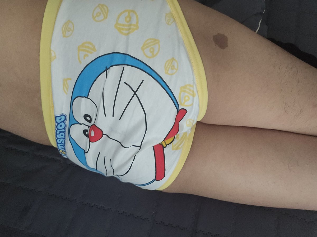 DKE998's tweet photo. 좋은 아침입니당! 오늘은 대만 팔로워분 한테 보내받은 캐릭터팬티를 입어 보았습니다 ㅎㅎ
おはようございます！今日は台湾のフォロワーさんから送ってもらった男児ブリーフを履いてみました

#삼각팬티 #캐릭터삼각팬티 #brief #boysbrief #ブリーフ #男児ブリ��フ #三角內褲 #卡通三角內褲 https://t.co/Y4w8VqCZ4q