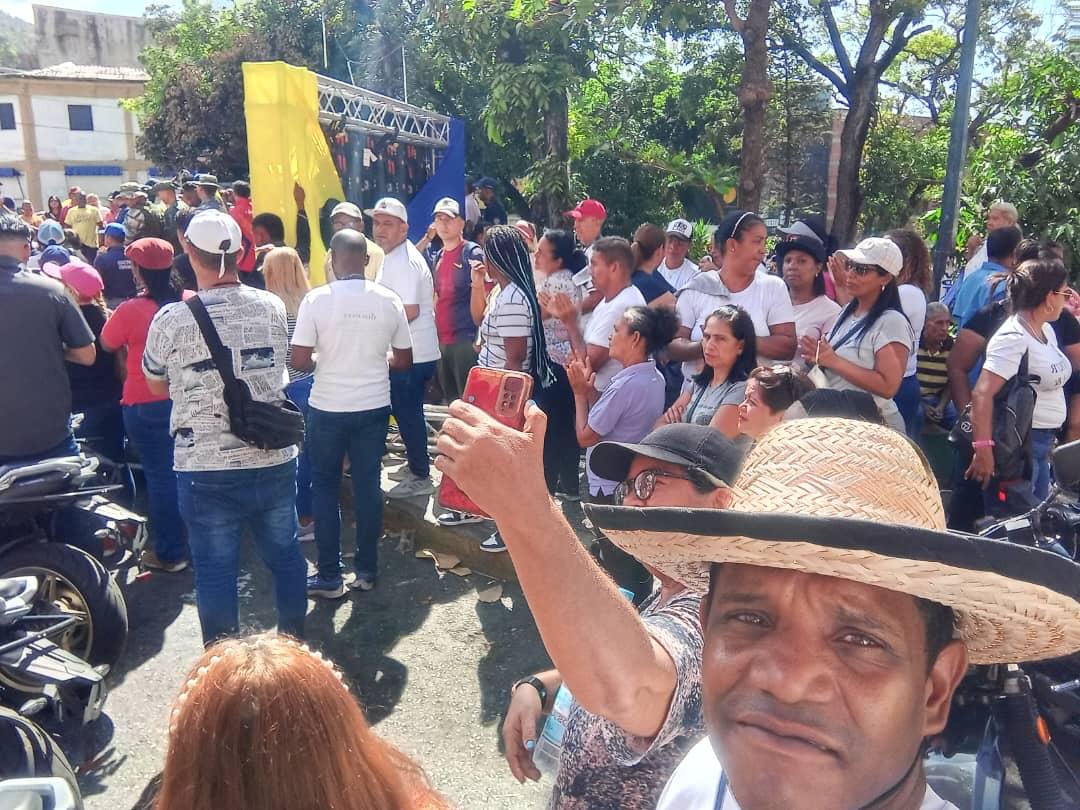 📢 Este #FelizMiércoles #7Agosto, el sector educativo de la Parroquia La Guaira, participó en la concentración por la paz de Venezuela, celebrada en repudio al odio, vandalismo y discriminación. #JusticiaSoberana 🤝🇻🇪 <a href="/NicolasMaduro/">Nicolás Maduro</a> <a href="/_LaAvanzadora/">Yelitze Santaella</a> <a href="/Jateranoficial/">José Alejandro Terán</a> <a href="/danieljgm7/">Daniel González ZELaGuaira</a>