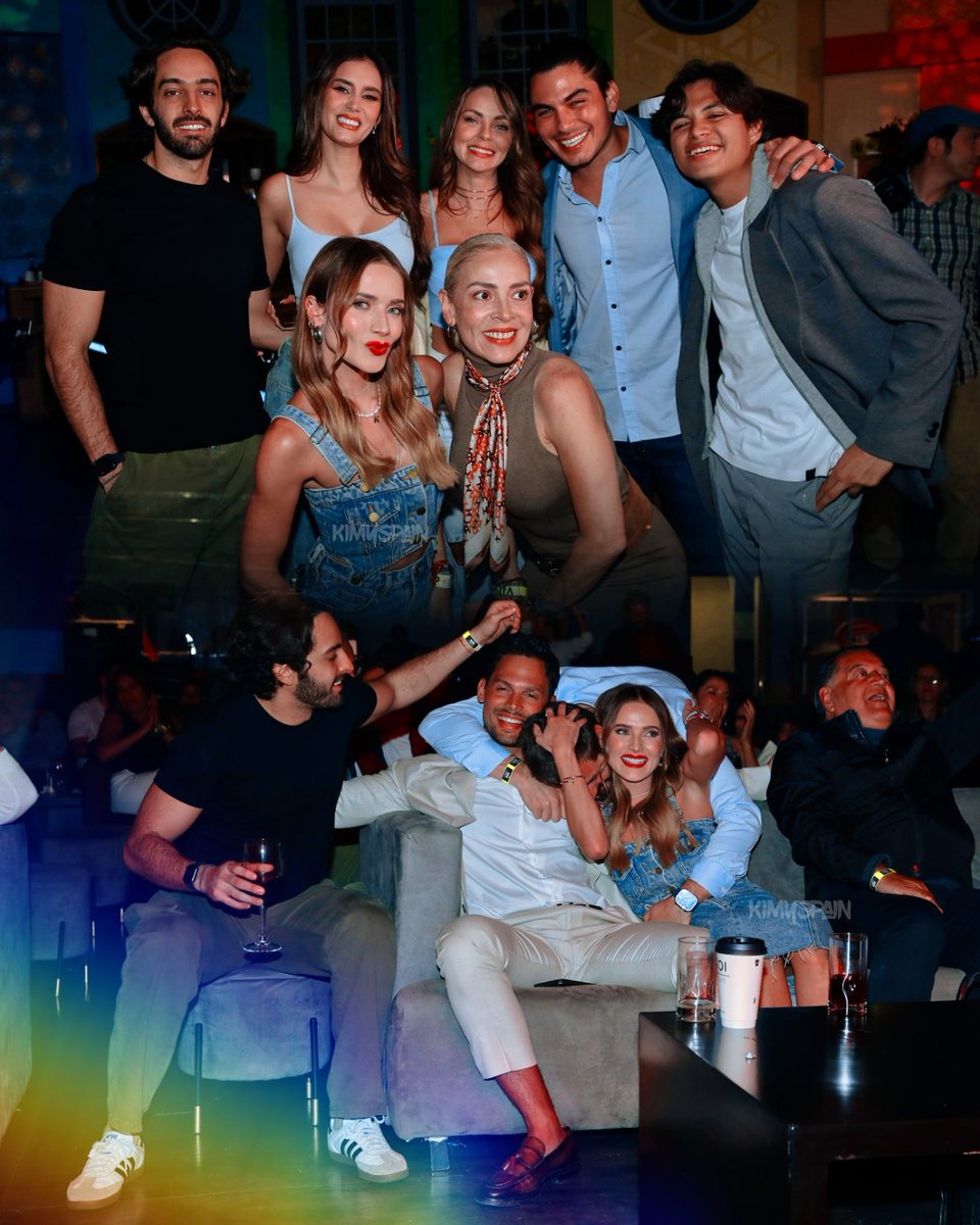 SpainKDR's tweet photo. ¡Mi elenco favorito! ❤️✨ Extrañándolos 🥲💔 @Kimy2Ramos @Emmanuel13pm @PatricioJoseC @MariluzBermudez @JoshGutierrezMx
#vivirdeamor #capitulofinal https://t.co/LpgMbA9z7o