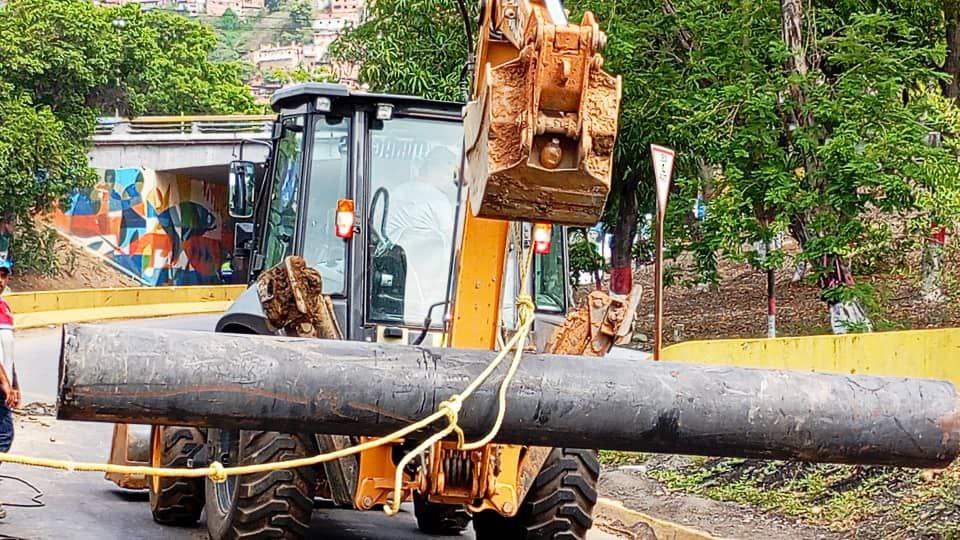 #LaGuaira | Más de 24 mil habitantes de los sectores La Aviación, Solidaridad, Canaima y Guaracarumbo, fueron atendidos con la sustitución de tres metros de tubería en la línea principal de 16 pulgadas, para la recuperación de dos litros de agua potable por segundo; los cuales,