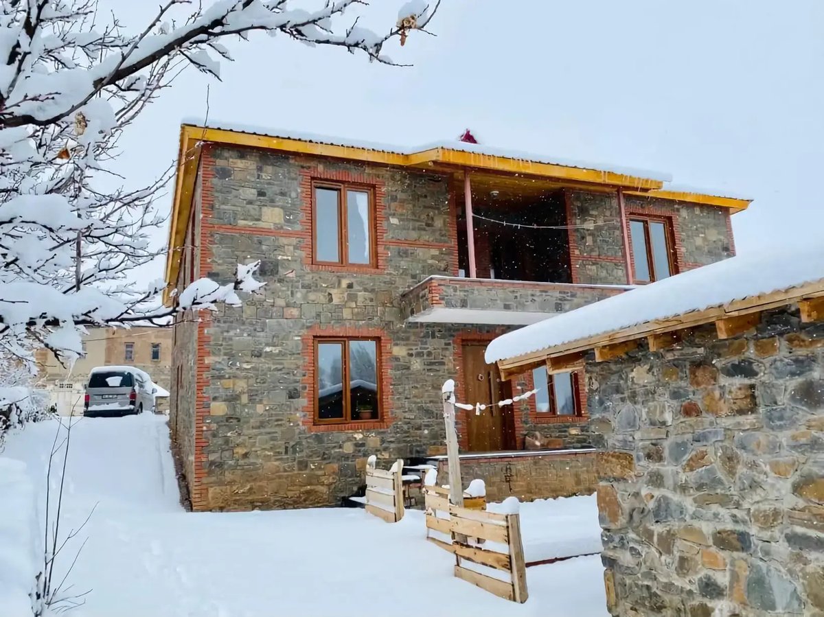 Taş ev yaptırmak birçok avantaja sahiptir, özellikle doğal izolasyon sağlaması bu avantajların en başında gelir. Taş evler, kışın sıcak, yazın serin bir ortam sunarak enerji tasarrufu sağlar. Bu, enerji tüketiminin azalmasına ve dolayısıyla daha düşük
tasustasi34.com/tas-ev-yaptiri…