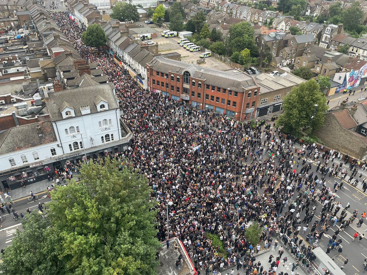 Have loved seeing all the photos of anti racist rallies tonight.
Standing up to the racists is the first and basic step
Now we need to vow to:
✅ Organise to reach every part of our communities
✅ Fight the media and politicians of all stripes who create of even lean into racist