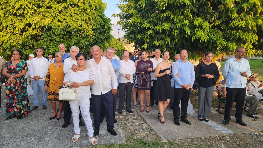 omar_bulsan's tweet photo. Desde la Plaza San Francisco del Parque Histórico Militar Morro-Cabaña, una representación del cuerpo diplomático participamos en una recepción por invitación de la Embajada de Bolivia, con motivo a las celebración del 199 aniversario de la independencia de ese hermano país. https://t.co/ABVaIGDFML