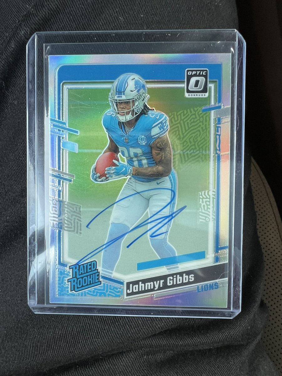 CardsYay's tweet photo. Just got this card!  Jahmyr Gibbs /75 On Card Auto. Check out that big auto 🔥🔥@ClutchRipz #detroitlions https://t.co/HCQdg9oMew