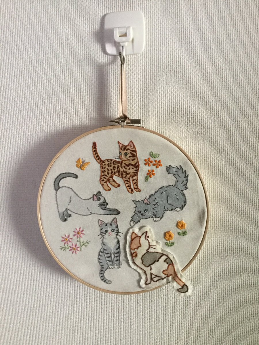 wienerwalz's tweet photo. ハンドメイドの中の猫🐈たち
　刺し子､ねこ模様のバッグ🐈‍⬛、ステッチフレームのねこたち、ステッチクロスのねこたち😘

 #世界猫の日　#WorldCatDay 
#sashiko #chrochet #embroidary #handmade https://t.co/mNETkfcart