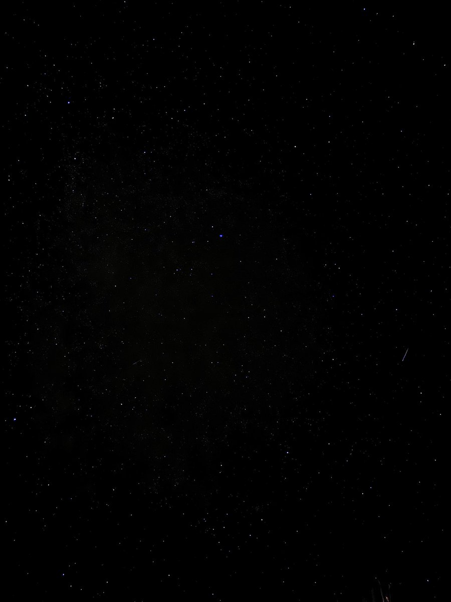 El cielo que se ve a las afueras de un pueblo de 100 habitantes con 4 farolas (pide un deseo si encuentras la estrella fugaz☄️)