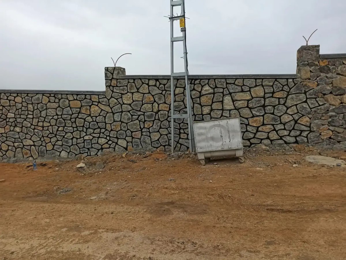 Taş duvarlar, tarih boyunca estetik ve fonksiyonel açıdan pek çok yapının vazgeçilmez bir ögesi olmuştur. Doğal ve rustik bir görünüme sahip olan bu duvarlar, hem tarihi binalarda hem de modern mimaride geniş bir kullanım alanı bulmaktadır. #stonewall
tasustasi34.com/tas-duvarin-es…