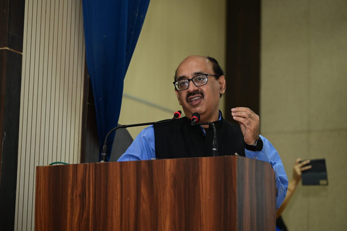 Anil5's tweet photo. It was great to be with @VishvasSarang Hon'ble Minister of Youth and Sports, GoMP to be with students of MLB college in Bhopal to speak on the importance of breastfeeding with my colleague  Pushpa Awasthy, Senior paediatrician Dr Bhambal &amp;  Amita Singh, Nutritionist. @I4N_MP https://t.co/QNfWPnTGTa