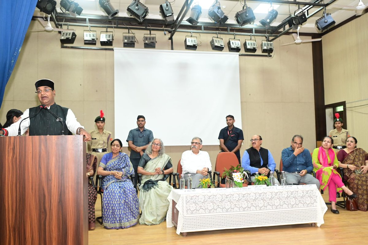 Anil5's tweet photo. It was great to be with @VishvasSarang Hon'ble Minister of Youth and Sports, GoMP to be with students of MLB college in Bhopal to speak on the importance of breastfeeding with my colleague  Pushpa Awasthy, Senior paediatrician Dr Bhambal &amp;  Amita Singh, Nutritionist. @I4N_MP https://t.co/QNfWPnTGTa