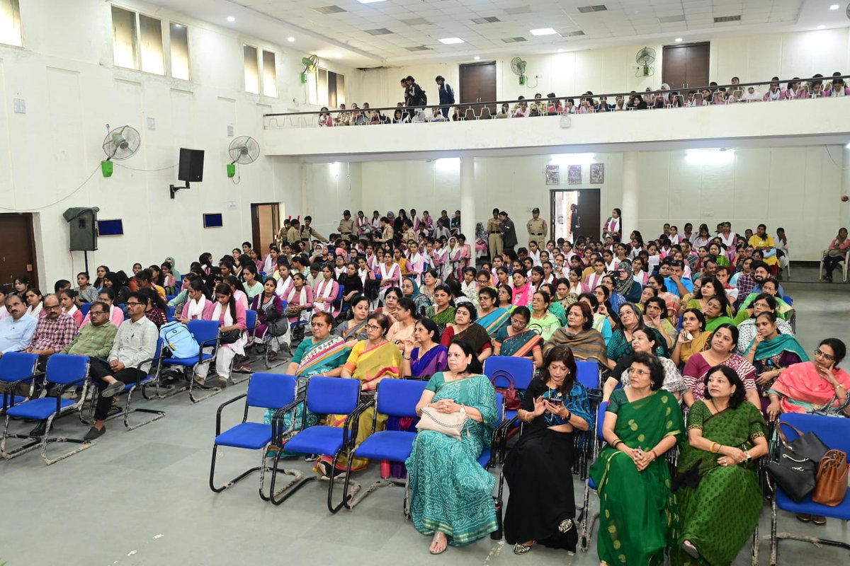 Anil5's tweet photo. It was great to be with @VishvasSarang Hon'ble Minister of Youth and Sports, GoMP to be with students of MLB college in Bhopal to speak on the importance of breastfeeding with my colleague  Pushpa Awasthy, Senior paediatrician Dr Bhambal &amp;  Amita Singh, Nutritionist. @I4N_MP https://t.co/QNfWPnTGTa