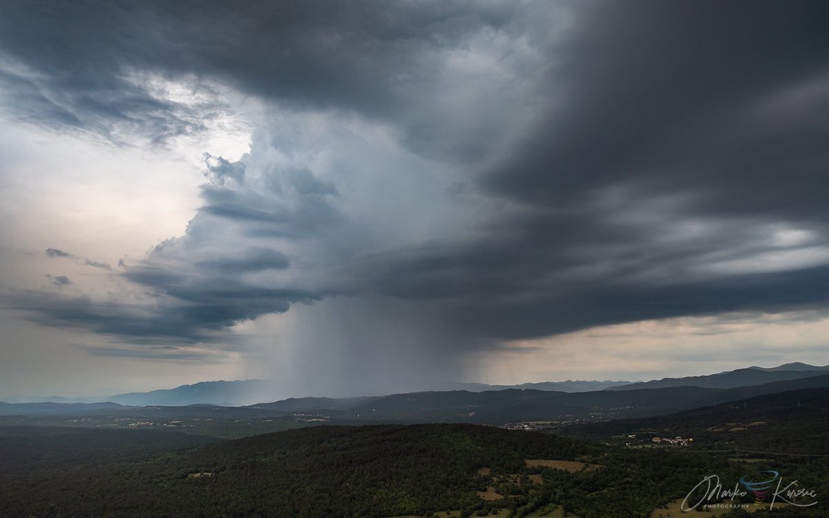 Intense downpours associated with the pre-frontal wave move into western Slovenia, Aug 7th, 2024.