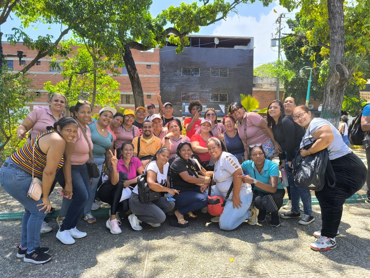 📢 Este #FelizMiércoles #7Agosto,  el sector educativo de la Parroquia Caraballeda, participó en la concentración por la paz de Venezuela, celebrada en repudio al odio, vandalismo y discriminación. #JusticiaSoberana 🤝🇻🇪 <a href="/NicolasMaduro/">Nicolás Maduro</a> <a href="/_LaAvanzadora/">Yelitze Santaella</a> <a href="/Jateranoficial/">José Alejandro Terán</a> <a href="/danieljgm7/">Daniel González ZELaGuaira</a>