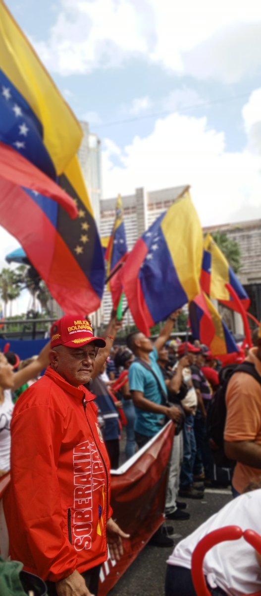 WilliamRPPinedA's tweet photo. #07Ago|La Milicia Bolivariana Con Pescadores, Campesino, Agricultores y pueblo con Nicolás Maduro el Presidente https://t.co/ZrQoYILanR