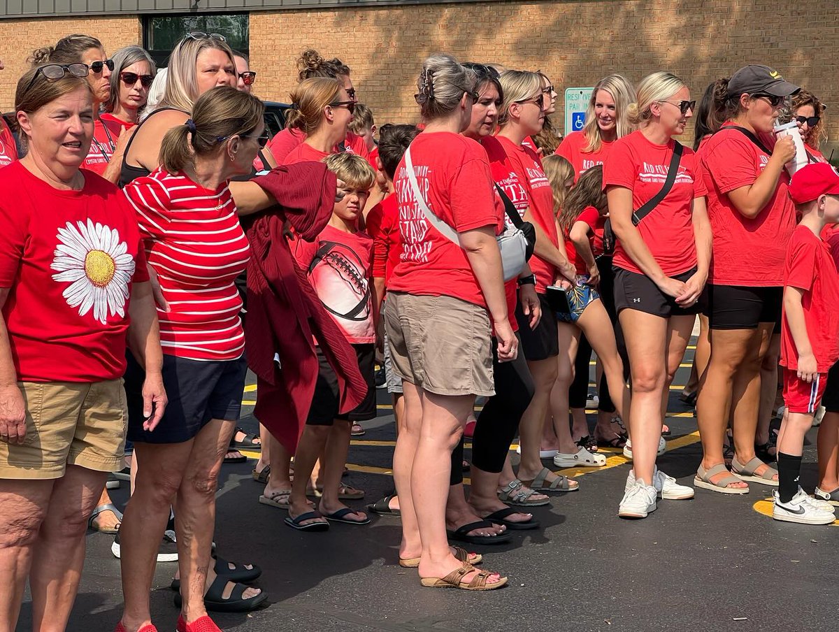 ieanea's tweet image. - 73% of CLETA teachers have seriously considered leaving their jobs
- Of all D47 teachers, 37% make so little they have to work an additional job
- Majority of CLETA teachers have worked in the district for 10+ years and live in the community.

Solidarity with CLETA! #RedForEd