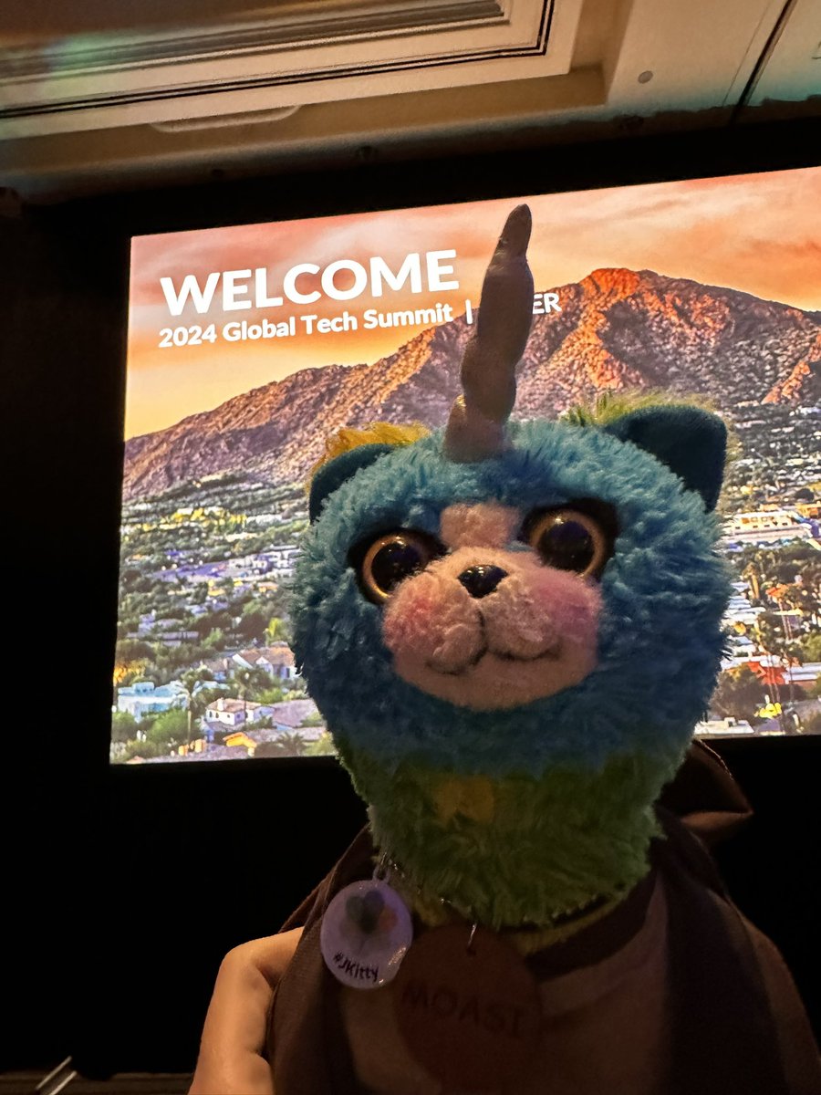 YLara1's tweet photo. We talked about fabric for AI today! #jkitty @JuniperNetworks @JuniperElevate @Juniper_Partner @JunosAutomation https://t.co/PHYTh2umpL