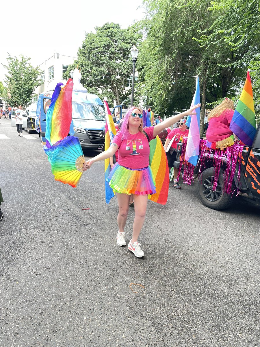 SamiSolache503's tweet photo. Portland Pride repping T-Mobile 🌈🏳️‍🌈🦄❤️🧡💛💚💙💜 https://t.co/DdZFTgbfhE