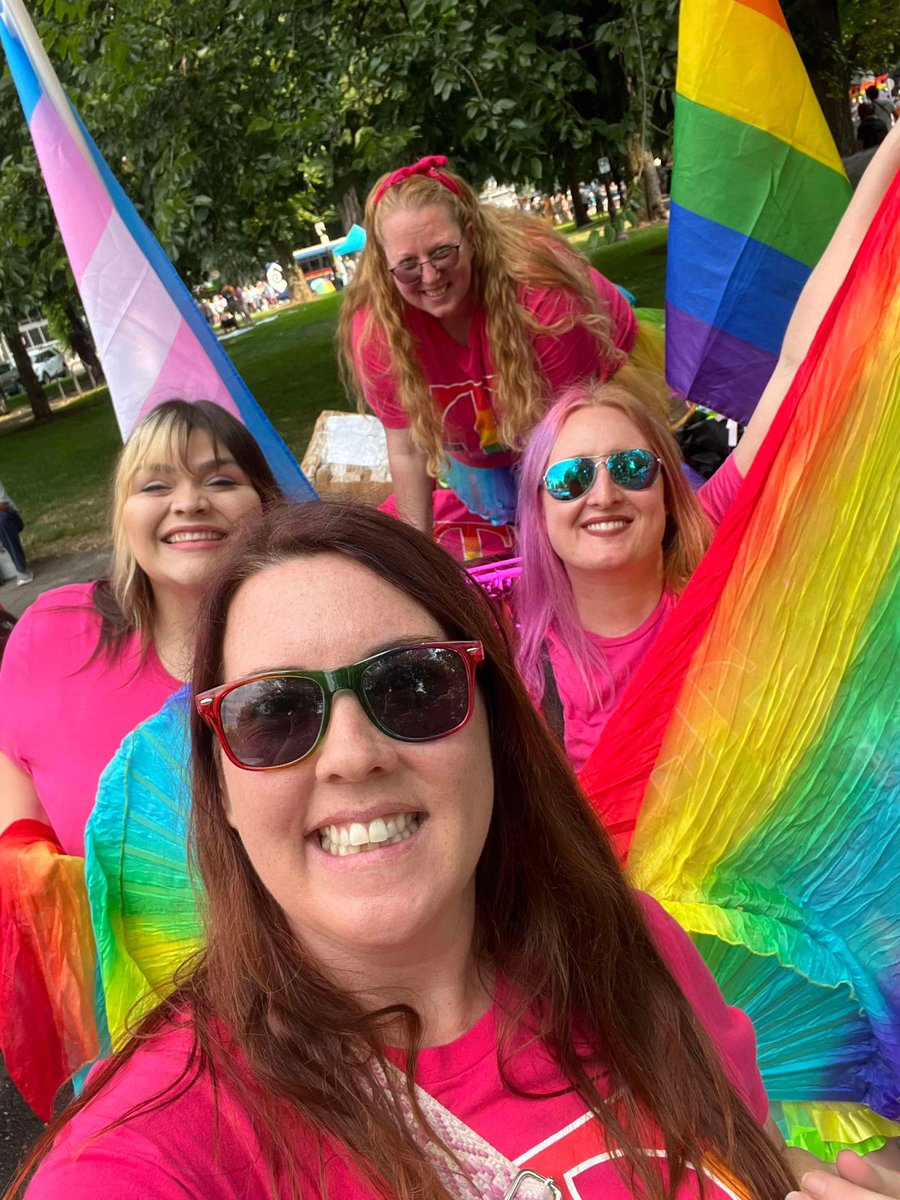 SamiSolache503's tweet photo. Portland Pride repping T-Mobile 🌈🏳️‍🌈🦄❤️🧡💛💚💙💜 https://t.co/DdZFTgbfhE