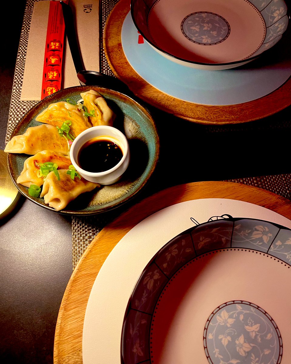 jocabreraa_'s tweet photo. Emerjo das sombras pela #RotadosasiáticosdoPorto
📍 Ramen Me!
Foi perfeito? Não. O ramen cumpriu? Pode dizer-se que sim, mas pobrezinho. Vai deixar saudades? Provavelmente não.
Mas tinham uma boa sangria de líchia, por isso a vossa amiga vai voltar certamente. 
8/10 pela pinga🍹 https://t.co/UvamkJcc1d