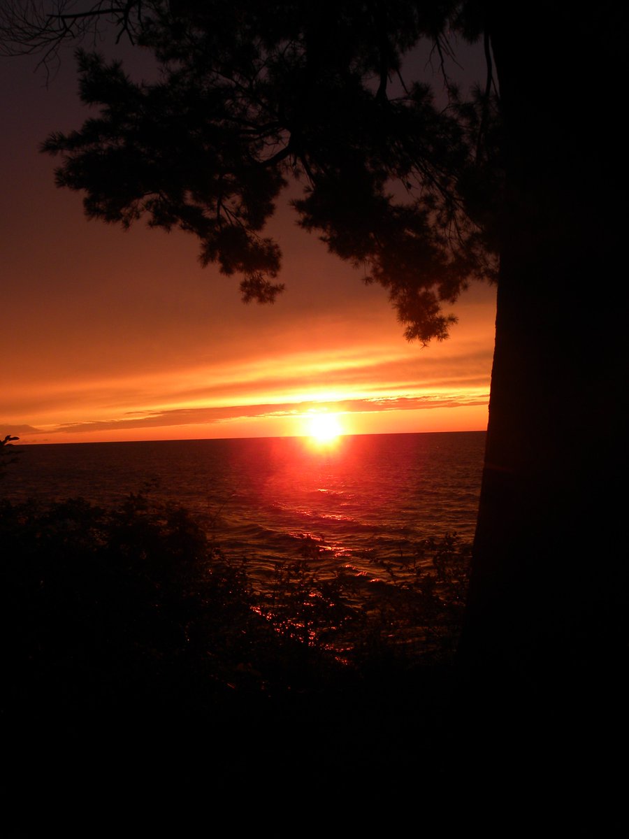 Met_BLamsma's tweet photo. Some fun from last night's sunset. Most proud of the first and I've got a few with the same vibe

The one from my phone was pretty with the colours, but I LOVE the orange in these ones and how it mixes with the shadows

#NYwx #photography #sunsets 
@sunyoswego https://t.co/wPqtu61VMs