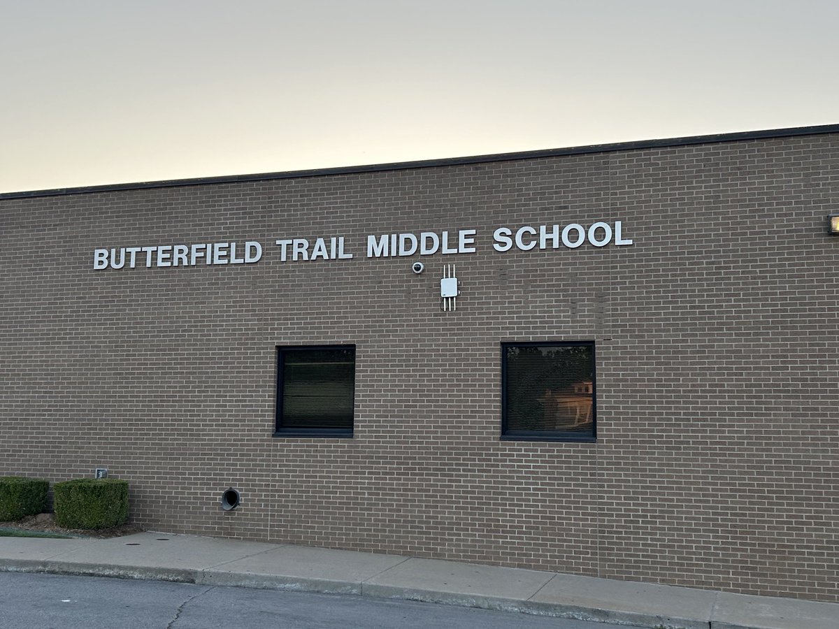 TjdsbTom's tweet photo. Had a great time w the staffulty of 3 Van Buren ARK middle schools today. @top20training @J_Renaissance #keepyourday https://t.co/2VA6gjUvjm