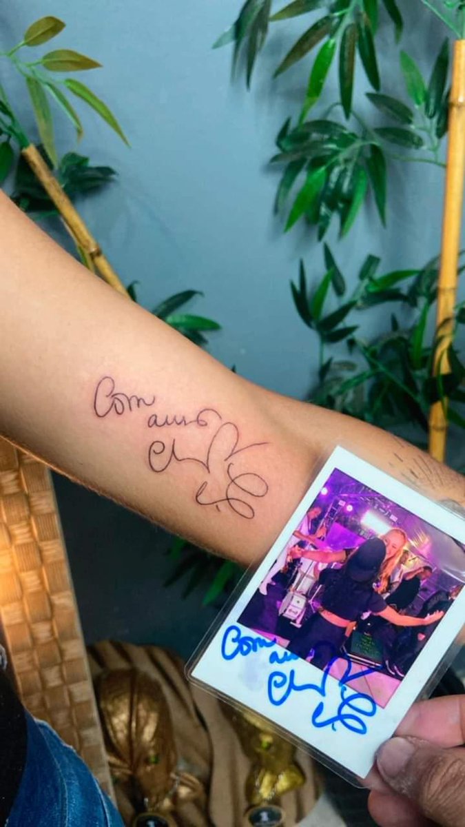 sweetmilkcl's tweet photo. Eternizei em mim o autógrafo dela... 🥺

Te amo! ❤️ @ClaudiaLeitte https://t.co/qnHQV7a4Vq