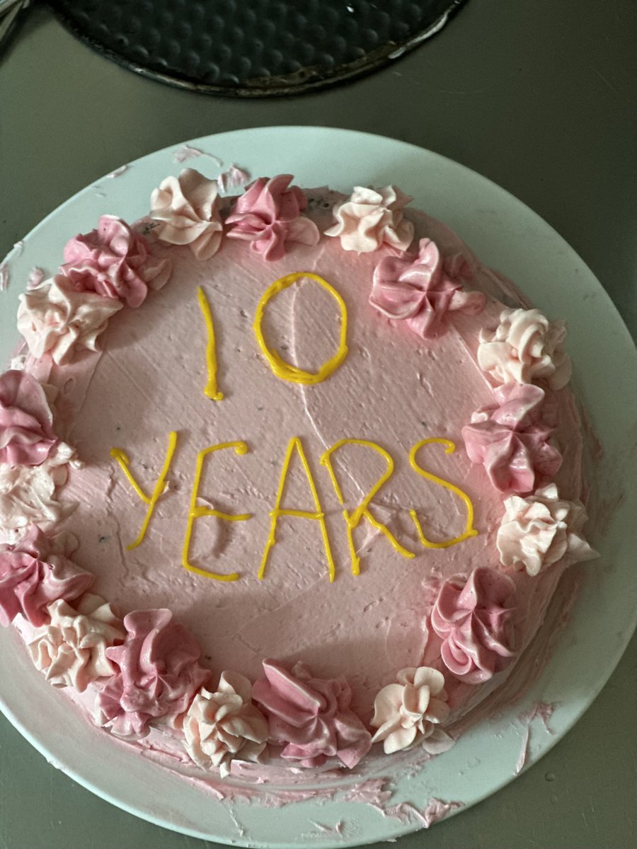 dawktrap_'s tweet image. for the ten year anniversary of fnaf, we made the cake dawktrap was holding! #FNAF10thAnniversary #fnaf #dawktrap
#dawko @dawkosgames