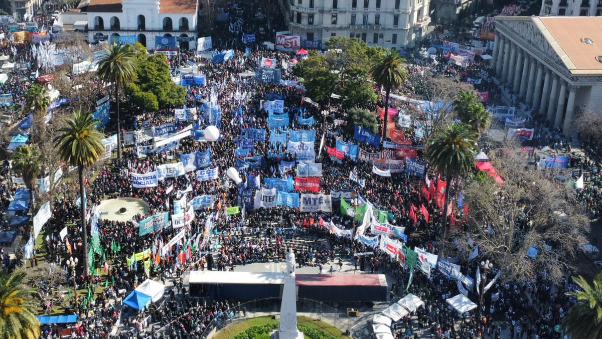 🔵 Miles de trabajadoras y trabajadores exigimos #PazPanTierraTechoTrabajo 🇦🇷

#SanCayetano
