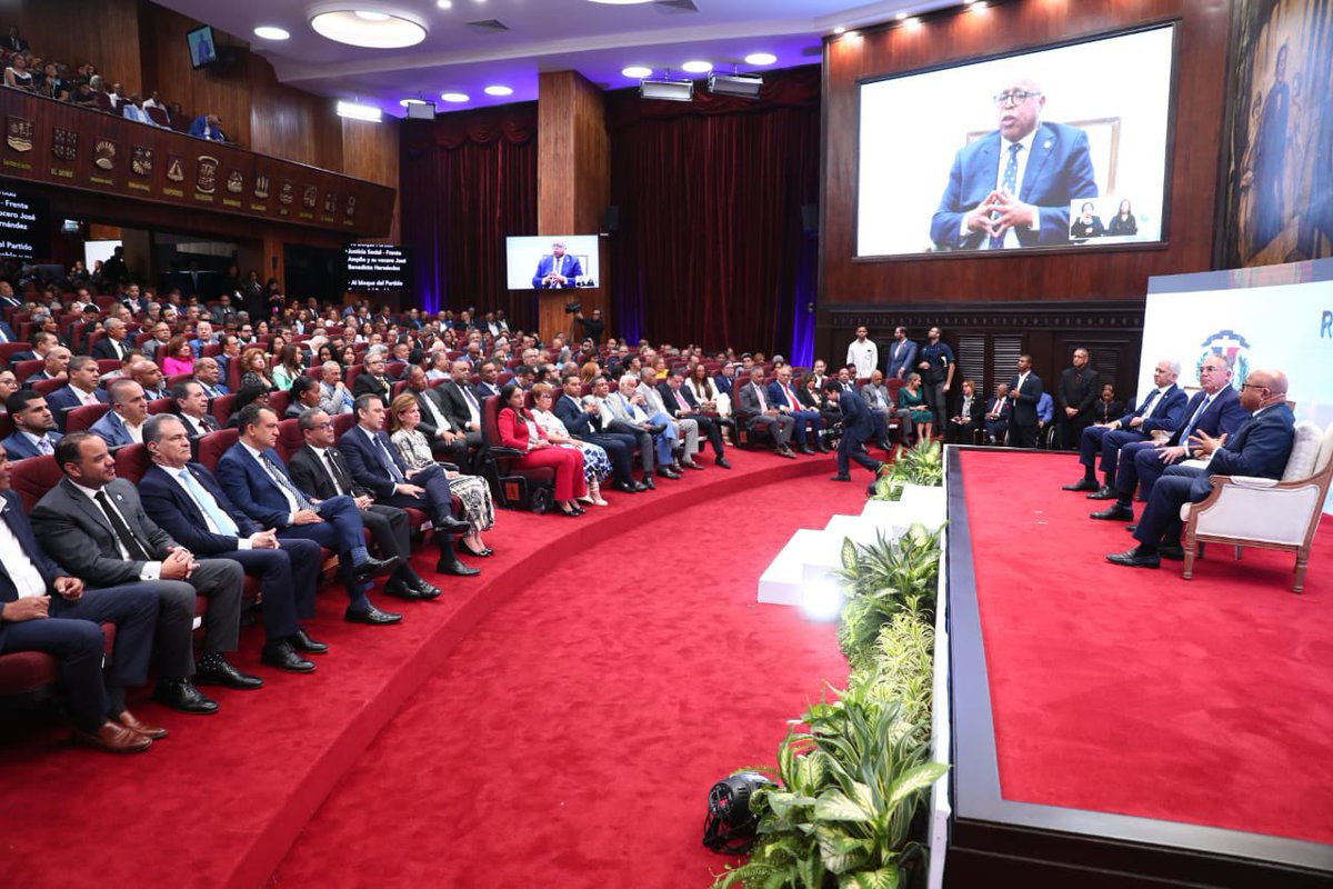 juntacentral's tweet photo. Y la @DiputadosRD, presidido por Ricardo De Los Santos y Alfredo Pacheco, respectivamente.

Previo al acto, los miembros titulares conversaron con diferentes incumbentes de instituciones del Estado. https://t.co/vnMzgbXhF0