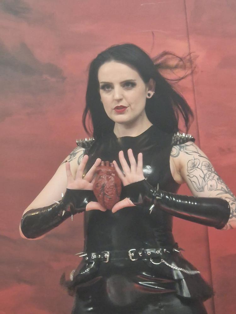 Orcuslillium's tweet photo. A cheeky little BTS from my shoot last Sunday with @latexcellence 

Go check out some of their fabulous latex pieces 🔥🖤🔥 https://t.co/Ekj3yXJO46