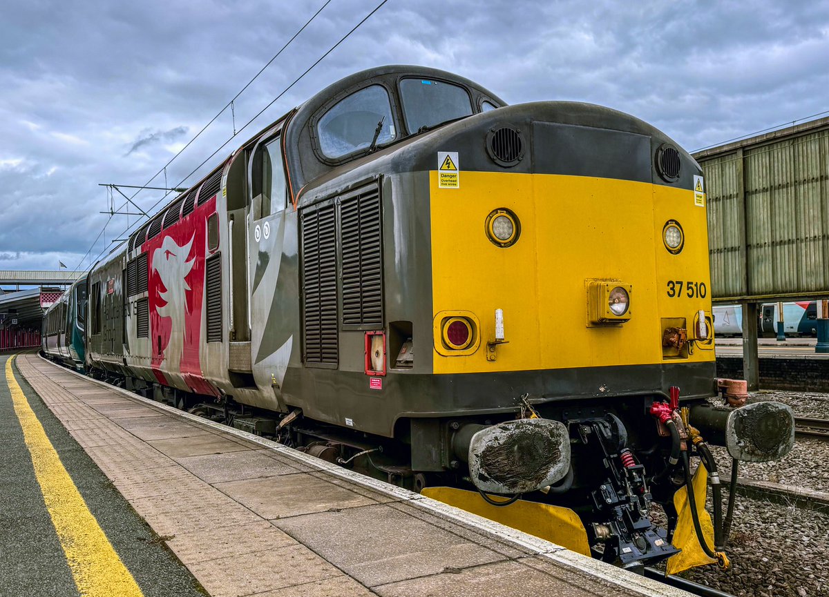SydneyBridgeTMD's tweet image. Shift 3/4 ✅ Here’s 37510 “Orion” sits on P12 with 730203 working 5Q42 from Loughborough Brush to Crewe Carriage Sidings from my walk to work this afternoon 📸 7/8/24 #Class37 #Tractor #Class730 #Aventra #RailwayPhotography #TrainPhotography #Crewe #ROG #LondonNorthwesternRailway
