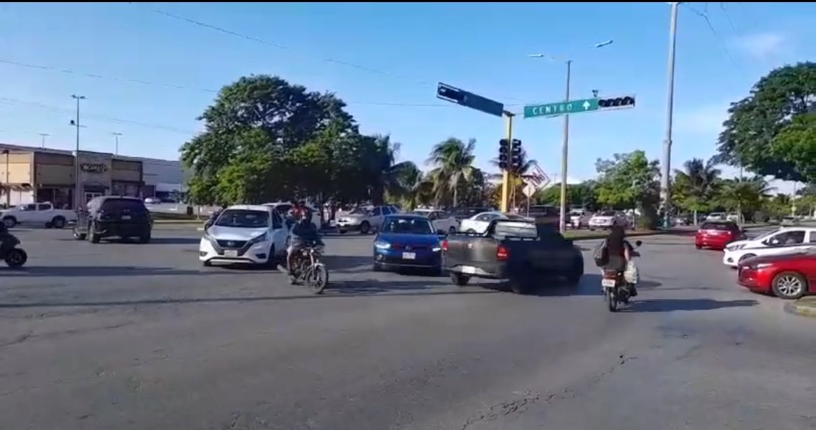 jvite's tweet photo. En gran parte de #Cancún se registró un apagón que desquició la ciudad pues se reportaron semáforos apagados asi como la señal de telefonía e internet suspendida. Hubo reportes similares desde las 5pm en #PlayaDelCarmen, #Tulum y #Mérida. La @CFEmx no se ha pronunciado al respecto. ¿Te quedaste sin luz? ¿Por cuánto tiempo? @VivoEnCancun @VivoEnPlayaDC @vivoentulum @AgendaQR