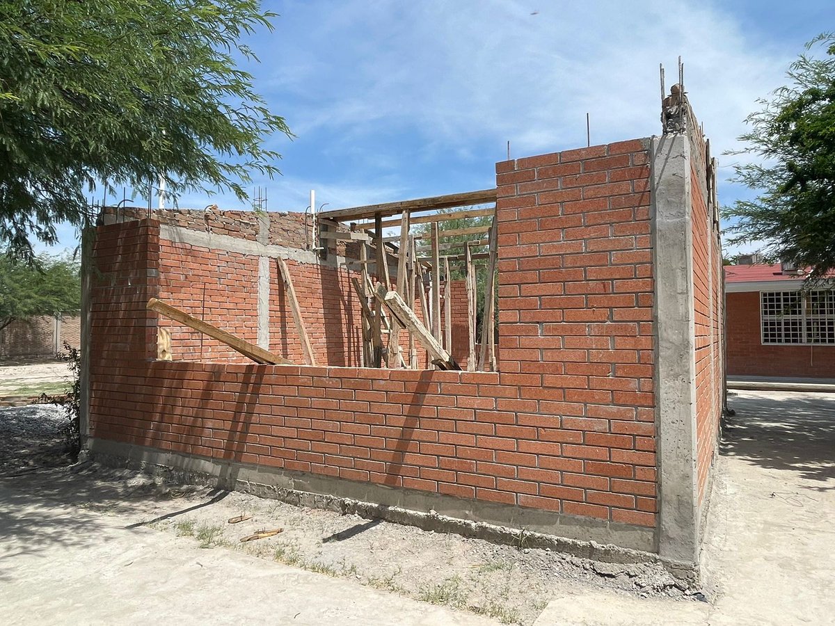 TorreonDirOP's tweet photo. 👷🏻 En la construcción de aula, trabajamos en la colocación de cimbra para losa en la Primaria Leyes de Reforma, entre las calles Campo de Bugambilias y  Campo de Las Flores, en colonia Campo Nuevo Zaragoza. 📚

#MiQueridoTorreón
#TorreónSiemprePuede
#TorreónAlaObra https://t.co/DGXBADYgYW