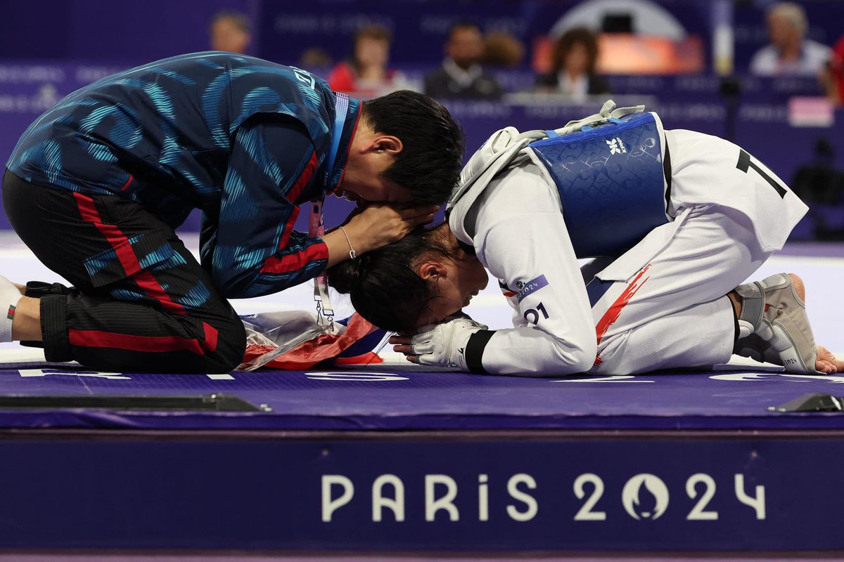 เป็นภาพที่งดงาม เหรียญทองโอลิมปิก 2 สมัย ยินดีกับน้องและครอบครัวด้วยครับ 
เครดิตภาพ ขโมยเขามา