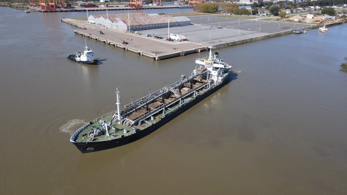 Nuestro buque Santiago ingresando a nuestra cabecera Sarthou en @puertolaplata

Capacidad de carga: 2.400 t
Eslora: 80,00 m
Manga: 15 m
Puntal: 3,65 m
Calado: 12 pies

Conocé más sobre nosotros en: silosareneros.com.ar