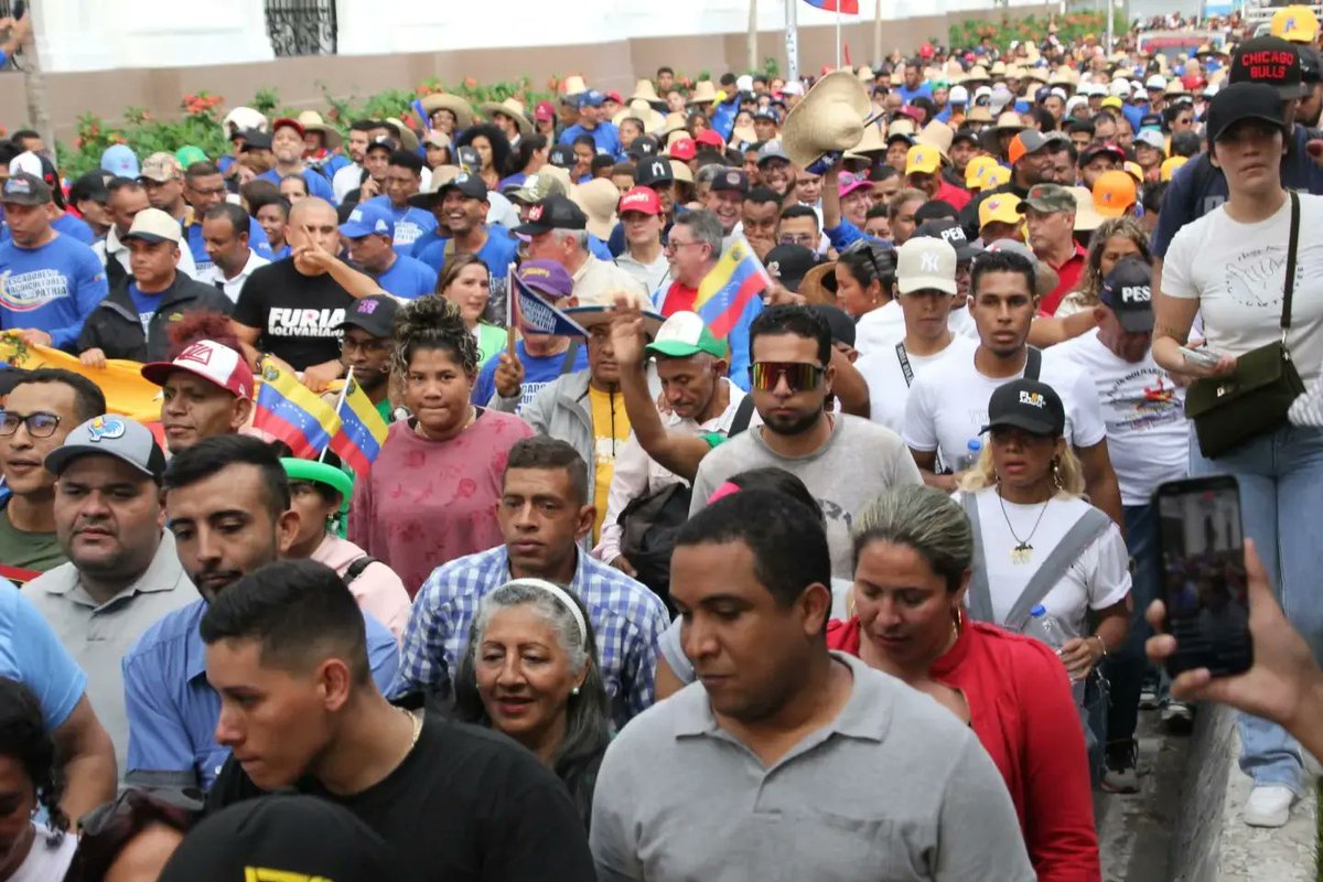 Este #07Agos se unieron pescadores, agricultores, productores campesinos y
acuicultores de los estados Aragua, Carabobo, Miranda y La Guaira, en las calles de Caracas para ratificar su apoyo y lealtad al Pdte. @nicolasmaduro por la paz del país.