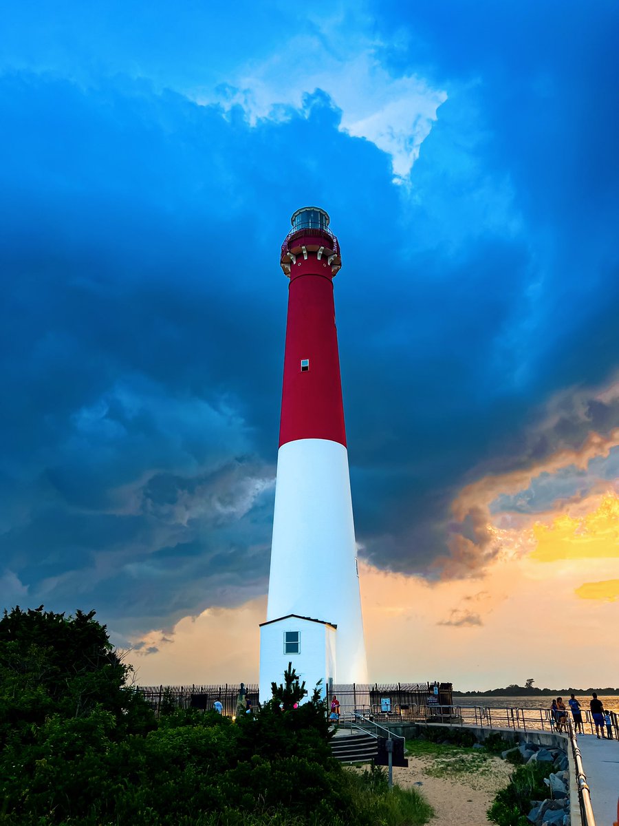 ᴉllǝsoɹ qoɹ tweet media