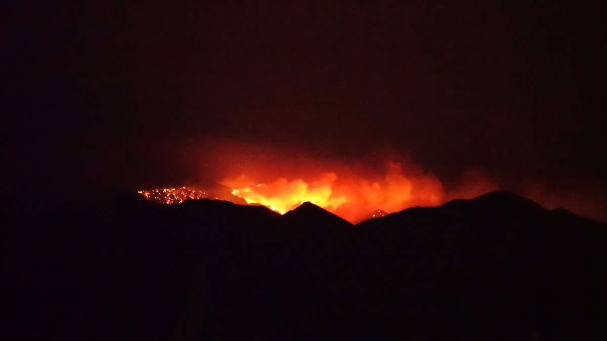 KIGMWallflower's tweet image. 2024.08.06, Monday, ~8p: 
Dry blustery storm-driven winds were erratic, causing rapid ignition and spread of #MohaveCounty #ElementFire in #CerbatMountains.

#AZfire #AZWX